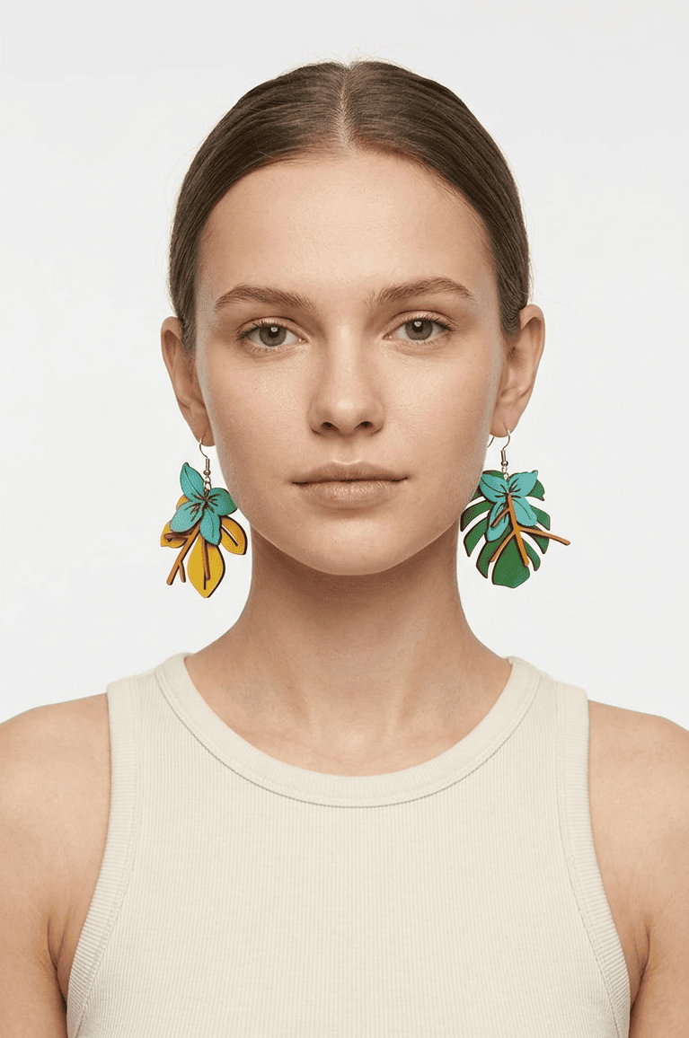 pendientes de hojas tropicales en piel de curtición vegetal
