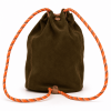 Mochila de piel artesanal marrón para mujer con cuerdas naranjas hecha a mano en Galicia3 Mochila de piel artesanal marrón para mujer con cuerdas naranjas hecha a mano en Galicia