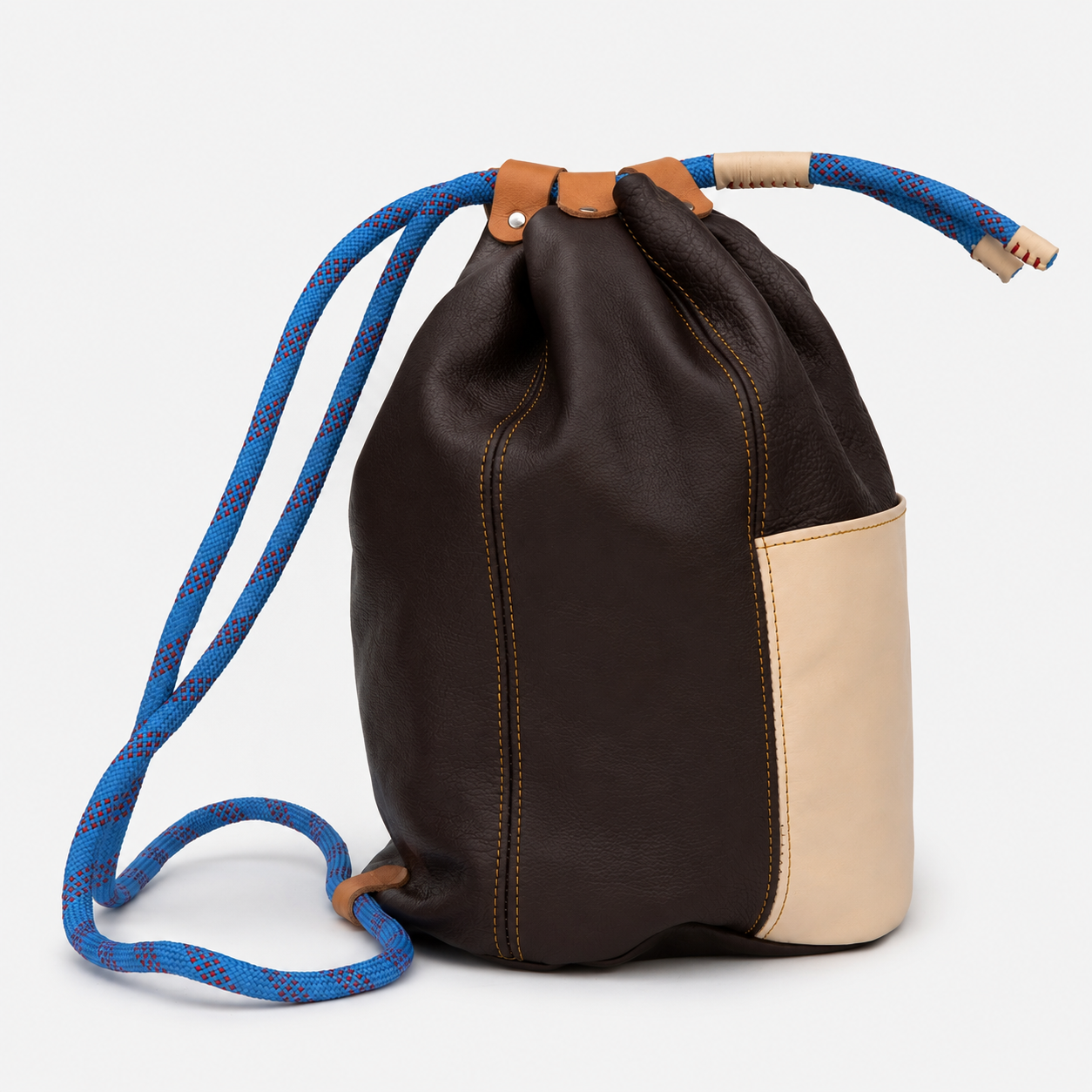 mochila de piel artesanal marrón chocolate